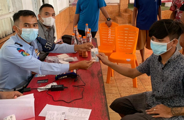Seorang petugas Lapas Kelas IIA Padang, Sumatera Barat menyerahkan kartu Brizzi kepada salah seorang warga binaan Foto: dok Lapas Padang