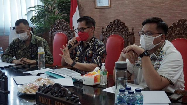 Bupati dan Wakil Bupati Minut, Joune Ganda-Kevin W Lotulung saat memimpin rapat bersama Kepala BPKP Perwakilan Sulawesi Utara