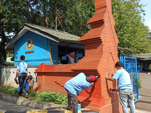 Melalui program padat karya, Kantor Kesyahbandaran dan Otoritas Pelabuhan (KSOP) Kelas II Cirebon mempercantik kawasan pelabuhan. (Anastasya)