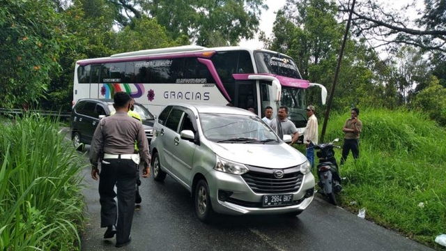 Gara-gara Andalkan Maps, Bus Pariwisata Tersangkut di Jalan Kelok 44 Agam (23109)