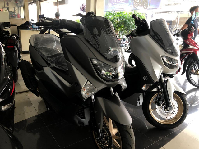 Ilustrasi Yamaha Nmax model lawas (kiri). Foto: Bangkit Jaya Putra/kumparan