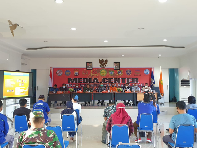 Konferensi pers soal ditutupnya proses pencarian korban kapal KM Karya Indah. 