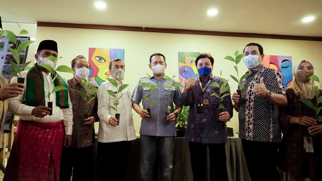KETUA MPR RI, Bambang Soesatyo bersama Gubernur Riau, Syamsuar dan Direksi PT RAPP. 