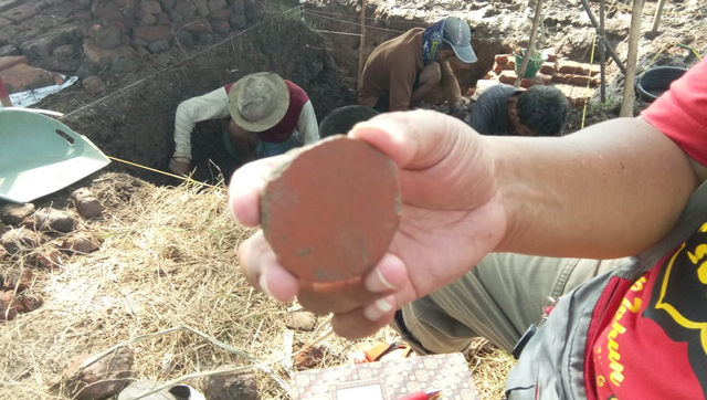 Tim arkeolog dalam penelitian di situs Dingkel Desa Sambimaya Kabupaten Indramayu, menemukan alat permainan kuno yang terbuat dari gerabah. (Tomi Indra)
