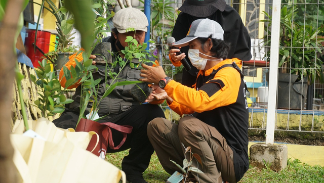 Sejumlah relawan dari DMC DD dan sejumlah elemen masyarakat turut sambut Hari Lingkungan Hidup Sedunia di kawasan Situ Bungur, Tangerang Selatan, Banten. (Jumat, 4/6/2021).  