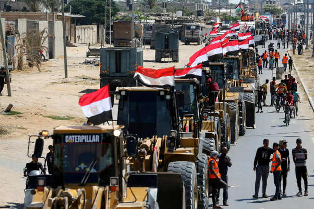 Konvoi perlengkapan bangunan yang dikirim Mesir untuk Palestina tiba di Jalur Gaza, Jumat (4/6). Foto: Ibraheem Abu Mustafa/REUTERS