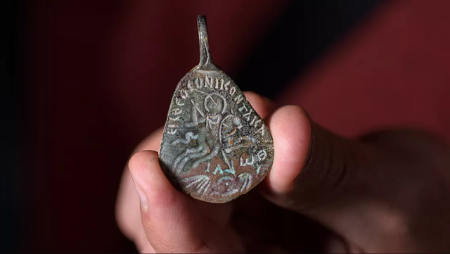 Jimat ditemukan oleh seorang perintis Israel sekitar 40 tahun lalu di dekat situs sinagoga Yahudi kuno dan baru-baru ini diberikan kepada IAA.  Foto: Israel Antiquities Authority