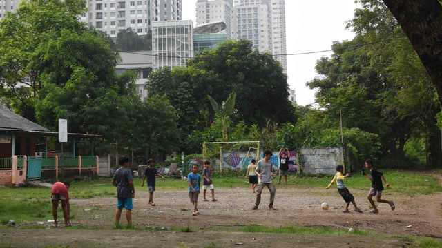 Sejumlah anak bermain sepak bola di sebuah lahan kosong di kawasan Kebon Melati, Tanah Abang, Jakarta Pusat, Jumat (4/6/2021). Foto: Indrianto Eko Suwarso/ANTARA FOTO