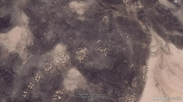 Lukisan roda raksasa.  Foto: Google Earth