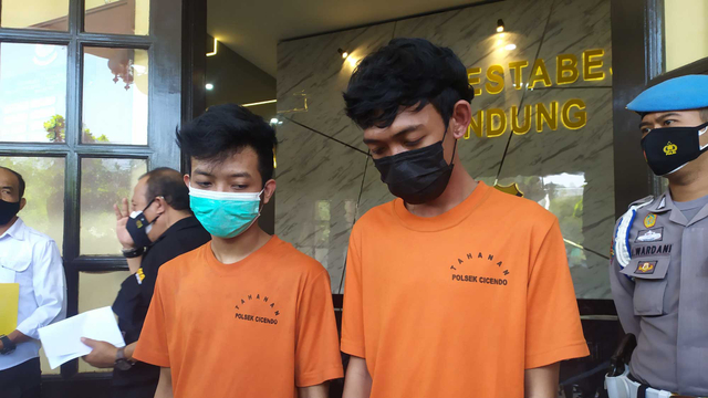 Rafli Muhamad Kadafi (22) dan Nur Alam (23) berhasil diamankan oleh
polisi setelah melakukan pengeroyokan pada korban bernama Rian
Lesmana. di Bandung. Foto: Rachmadi Rasyad/kumparan