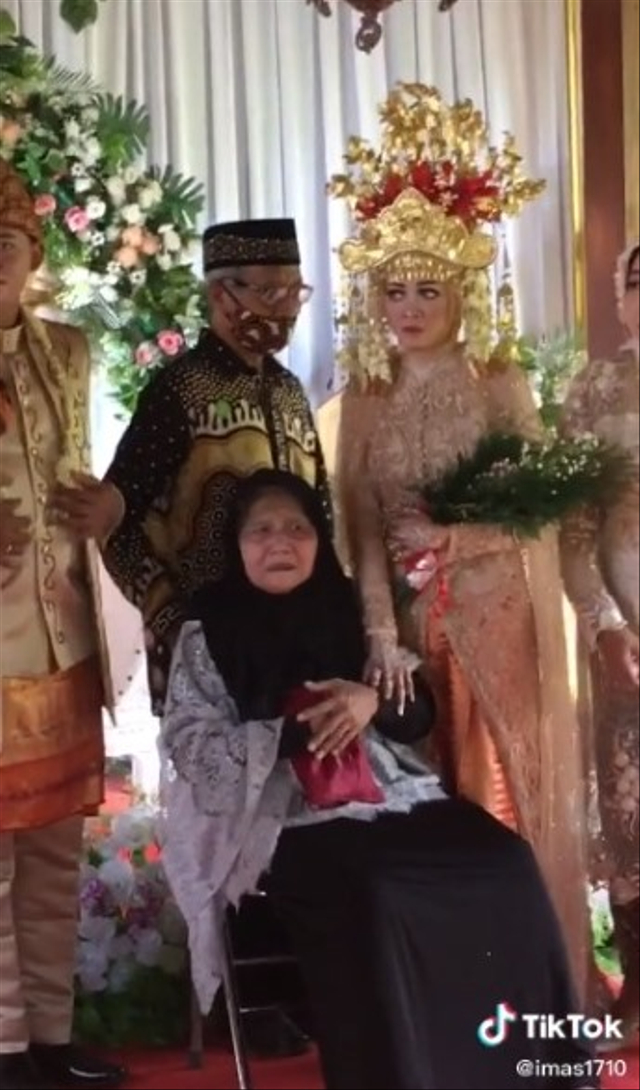 Viral momen haru seorang nenek di Yogyakarta datang ke pernikahan cucunya untuk foto bersama meski dirinya lumpuh. (Foto: TikTok/@imas1710)