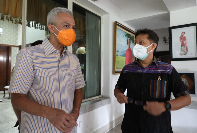 Menkes Budi Gunadi Sadikin bertemu dengan Gubernur Jateng Ganjar Pranowo di Semarang usai dari Kudus. Foto: Dok. Istimewa