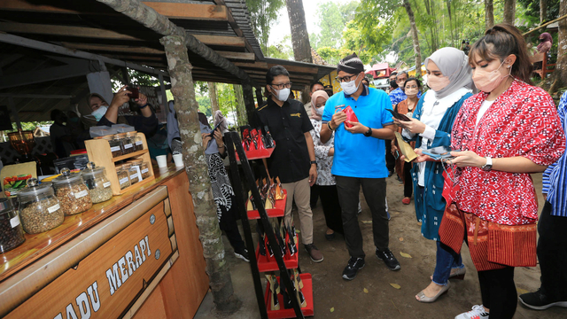 Menparekraf Sandiaga Salahudin Uno bersama public figure Ayu Dewi mengunjungi Desa Wisata Pentingsari, Sleman,  D.I Yogyakarta, Sabtu (05/06).  Foto: Kemenparekraf