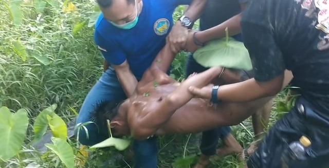 Pelaku penusukan ibu hamil di Palangka Raya saat ditangkap oleh polisi.
