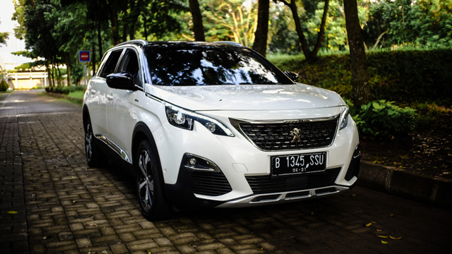 Tampilan depan Peugeot 5008 GT Line. Foto: Bangkit Jaya Putra/kumparan