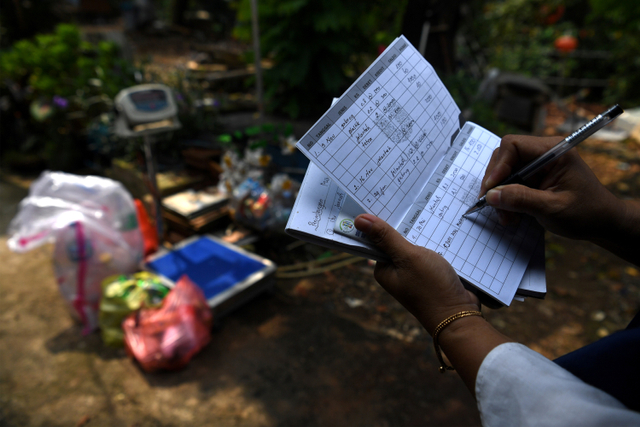 Petugas mencatat hasil penimbangan sampah nasabah di Bank Sampah Tri Alam Lestari, Pesanggrahan, Jakarta Selatan, Sabtu (5/6). Foto: Sigid Kurniawan/ANTARA FOTO