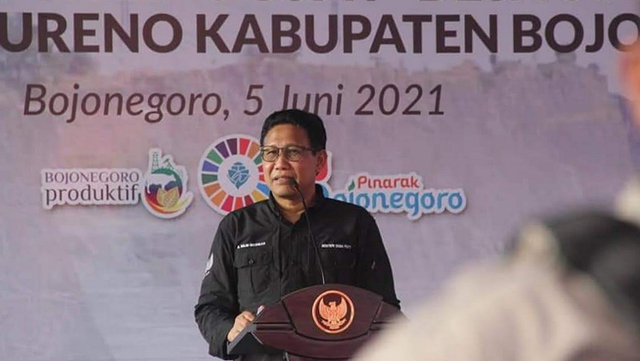 Menteri Desa PDTT Abdul Halim Iskandar, saat beri sambutan dalam kunjungan di lokasi Wisata Tebing Gupit (WTG), di Desa Sumuragung, Kecamatan Baureno, Kabupaten Bojonegoro. Sabtu (05/06/2021) (foto: istimewa)