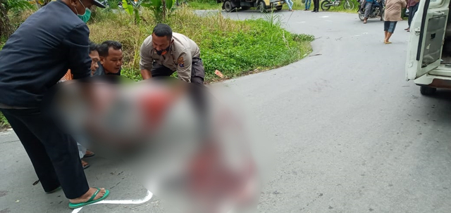Polisi saat mengevakuasi mayat diduga korban tabrak lari di Deli Serdang, Sumatera Utara, Sabtu (5/6). Foto: Dok. Istimewa