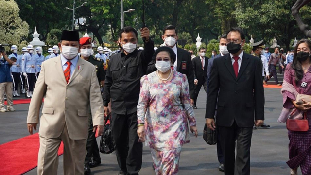 Menhan RI Prabowo Subianto menyambut Presiden RI ke-5 Megawati Soekarnoputri untuk meresmikan patung Bung Karno di Kementerian Pertahanan, Jakarta, Minggu (6/6). Foto: PDIP