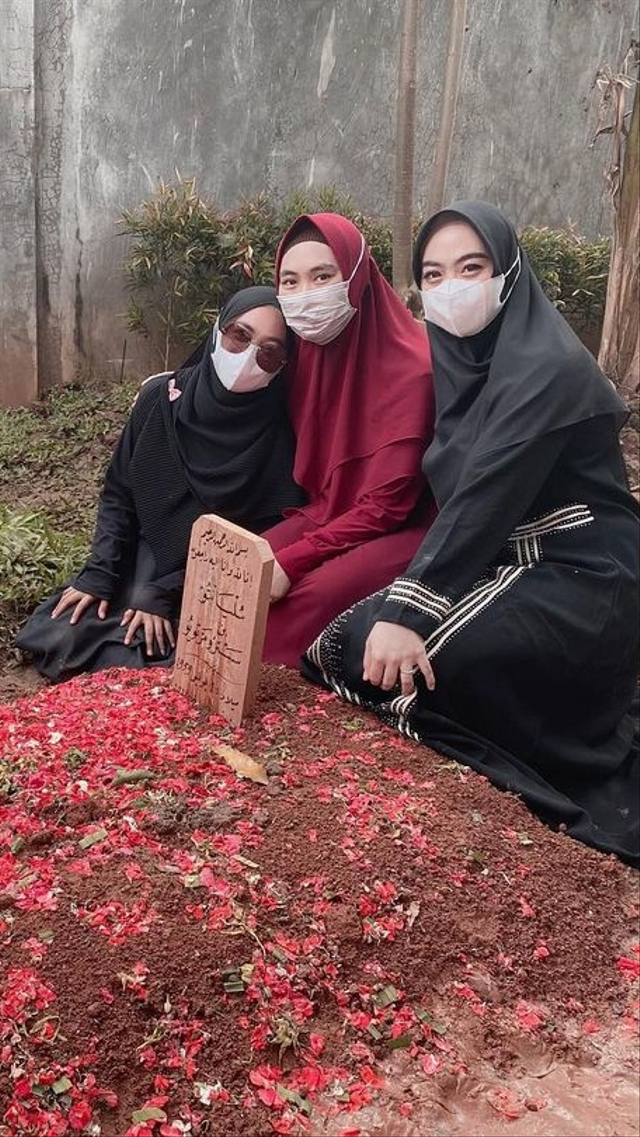 Oki Setiana Dewi dan Ria Ricis saat ziarah ke makam ayah. Foto: Instagram/@okisetianadewi