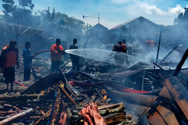 Petugas pemadam melakukan proses pendinginan di lokasi kebakaran rumah di Kabupaten Bener Meriah, Aceh, Minggu (6/6/2021). Foto: Dok. BPBA