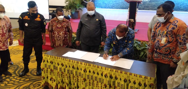 Bupati Tambrauw menandatangani SK pengakuan dan perindungan hutan adat masyarakat Marga Tafi