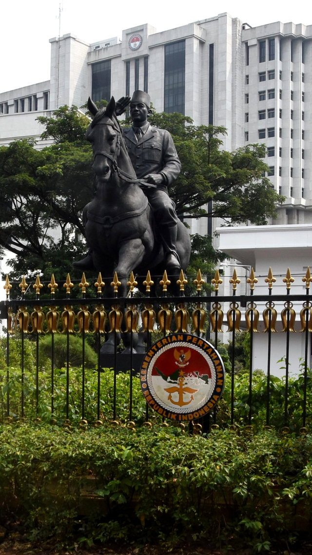 Patung Bung Karno menunggang kuda berdiri di depan area kompleks kantor Kementerian Pertahanan, Medan Merdeka Barat, Jakarta, Minggu (6/6/2021). Foto: Indrianto Eko Suwarso/ANTARA FOTO