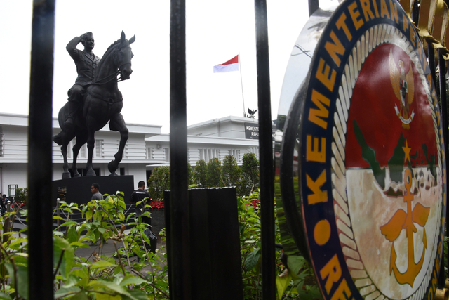 Patung Bung Karno menunggang kuda berdiri di depan area kompleks kantor Kementerian Pertahanan, Medan Merdeka Barat, Jakarta, Minggu (6/6/2021). Foto: Indrianto Eko Suwarso/ANTARA FOTO