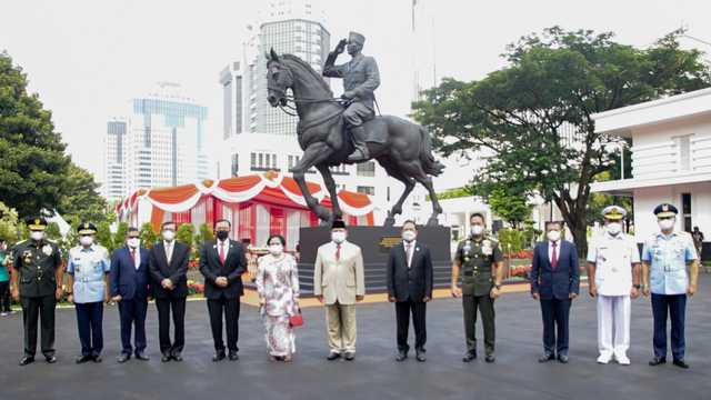 Presiden Ke-5 RI Megawati Soekarnoputri dan Menteri Pertahanan RI Prabowo Subianto meresmikan patung Soekarno sedang menunggang kuda, di Kompleks Kantor Kementerian Pertahanan, Jakarta, Minggu (6/6) Foto: DPP PDIP