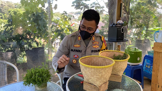 AKP Fadil Amri temukan pemanis dari daun stevia rendah kalori yang aman untuk pengidap diabetes. Foto: Dok. Istimewa
