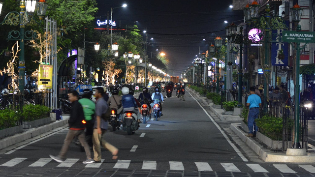 Suasana Jalan Malioboro Yogya di malam hari. Foto oleh Doddy Hananto dari Pexels