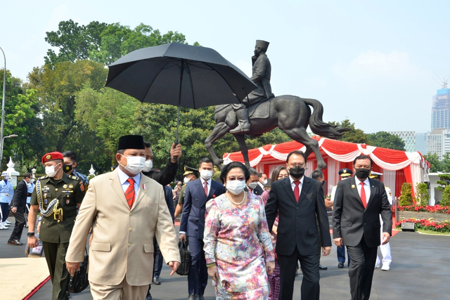 Presiden Ke-5 RI Megawati Soekarnoputri dan Menteri Pertahanan RI Prabowo Subianto meresmikan patung Soekarno di Kantor Kementerian Pertahanan. Foto: Kemhan RI