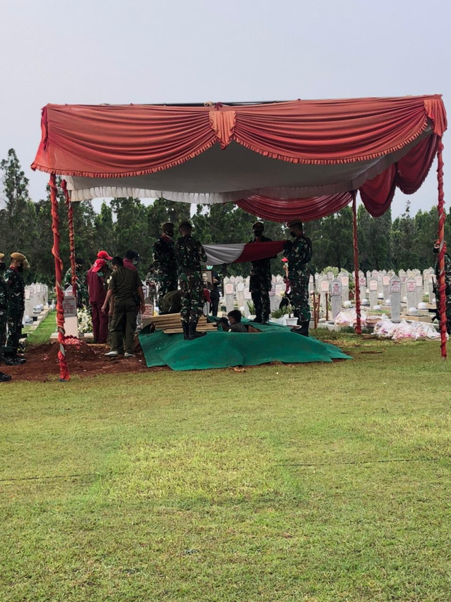 Pemakaman Mochtar Kusumaatmadja di TMP Kalibata, Minggu (6/6). Foto: Diana Sari/Unpad