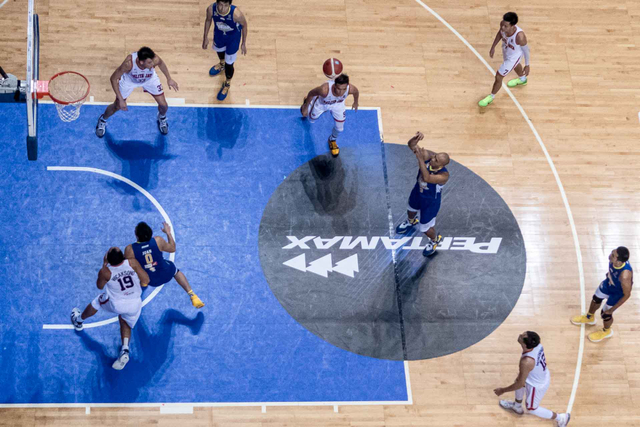 Pebasket Satria Muda Pertamina Jakarta Arki Dikania Wisnu (tengah) melakukan tembakan bebas saat melawan Pelita Jaya Bakrie Jakarta dalam gim ketiga Final IBL 2021 di Jakarta, Minggu (6/6/2021). Foto: M RISYAL HIDAYAT/ANTARA FOTO