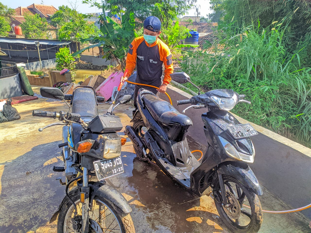 Tim Disaster Management Center (DMC) Dompet Dhuafa yang di Kabupaten Bandung tengah melakukan respon dengan membuka layanan servis dan pencucian motor secara gratis. (Tomi Indra)