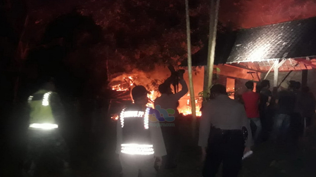 Diduga Akibat Korsleting Listrik 2 Unit Rumah Di Bojonegoro Hangus Terbakar Kumparan Com
