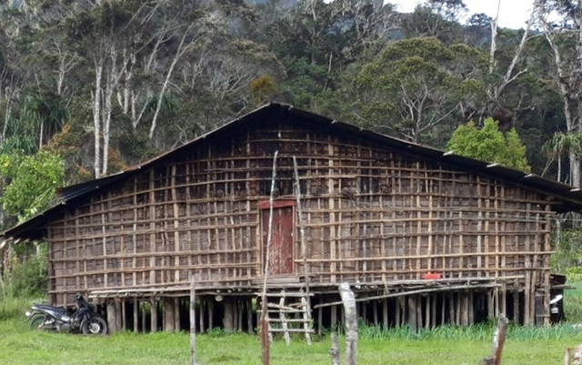 Rumah adat Papua Barat rumah Kaki Seribu. Sumber: Portal Informasi Indonesia