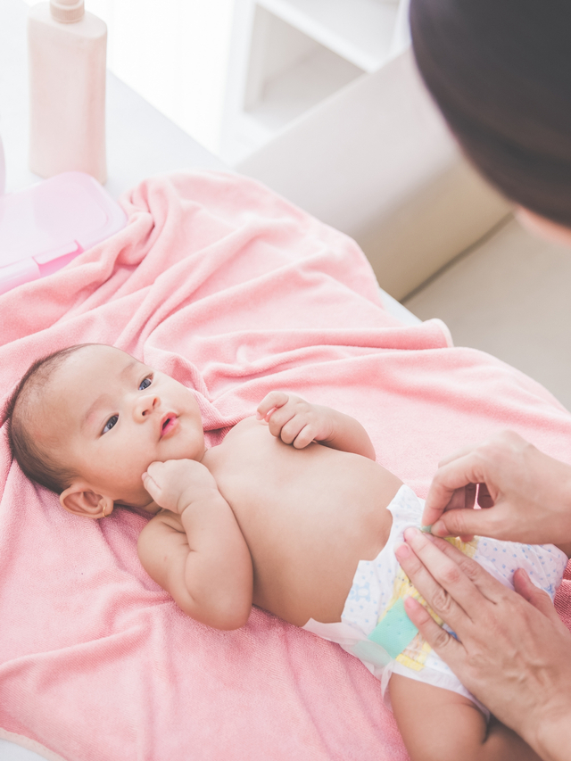 Ilustrasi bayi dengan melena atau kondisi feses yang berwarna gelap. Foto: Shutter Stock