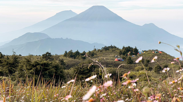 Panorama khas Gunung Sindoro dan Sumbing terlihat jelas dari puncak Prau. Foto: Irkhas Febri
