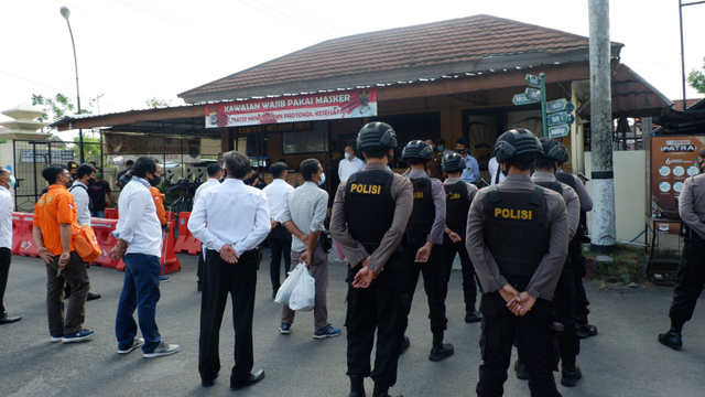Rekonstruksi Sate Sianida Bantul, Tersangka Nani Tak Kuasa Tahan Air Mata (425657)