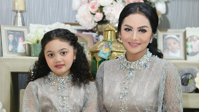 Krisdayanti dan anaknya, Amora. Foto: Instagram @krisdayantilemos
