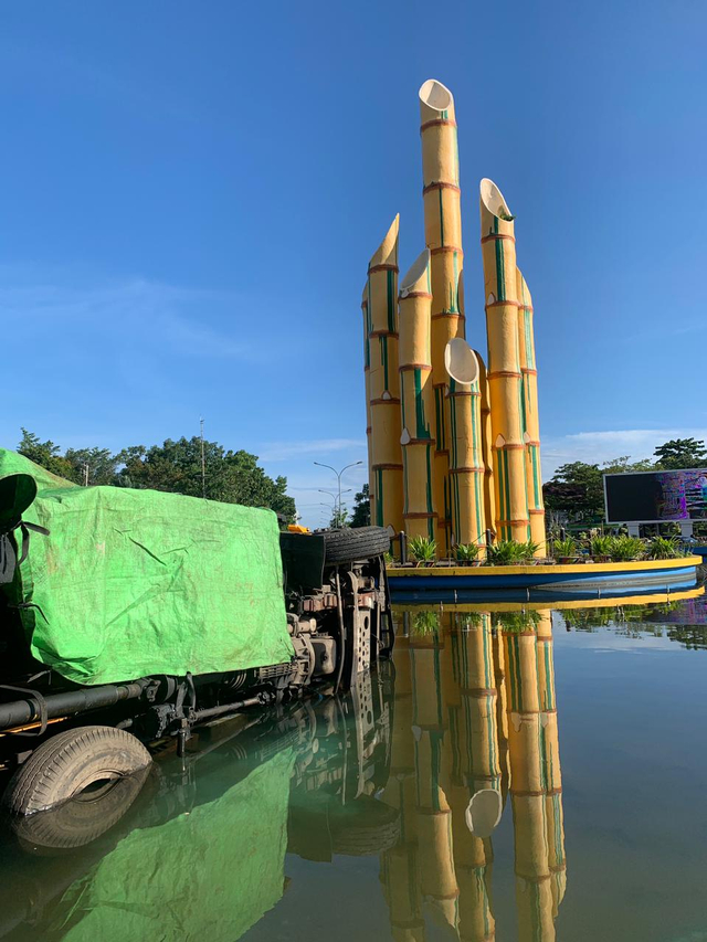 Truk sampah menabrak pembatas jalan dan masuk ke kolam tugu digulis. Foto: Teri/Hi!Pontianak