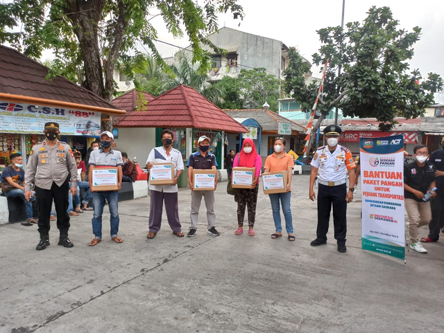 100 Paket Pangan untuk karyawan PO Bus di Terminal Kalideres