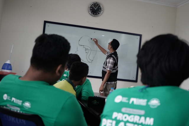 Peserta Pelatihan Cukur IZI dan DKM Masjid Darussalam Pelajari Teori dan Teknik (651)
