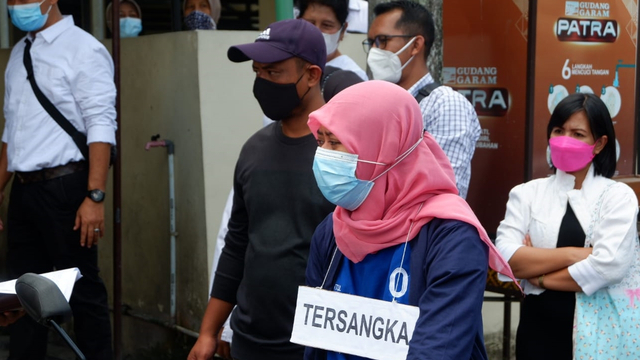 Foto: Ekspresi Nani, Pengirim Sate Sianida di Bantul saat Jalani Rekonstruksi (656579)