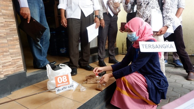 Tersangka sate sianida maut Bantul, Nani Aprialliani Nurjaman (25) saat jalani rekonstruksi di Polres Bantul, Yogyakarta, Senin (7/6). Foto: Arfiansyah Panji Purnandaru/kumparan
