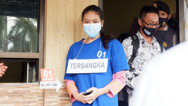 Tersangka sate sianida maut Bantul, Nani Aprialliani Nurjaman (25) saat jalani rekonstruksi di Polres Bantul, Yogyakarta, Senin (7/6). Foto: Arfiansyah Panji Purnandaru/kumparan
