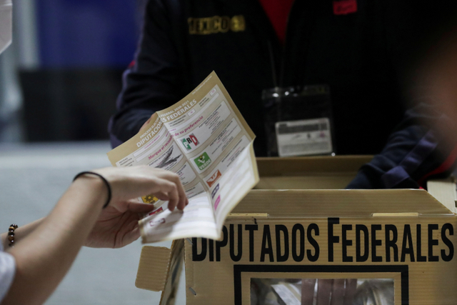 Petugas menghitung surat suara Pemilu sela di Mexico City, Meksiko.
 Foto: Henry Romero/REUTERS