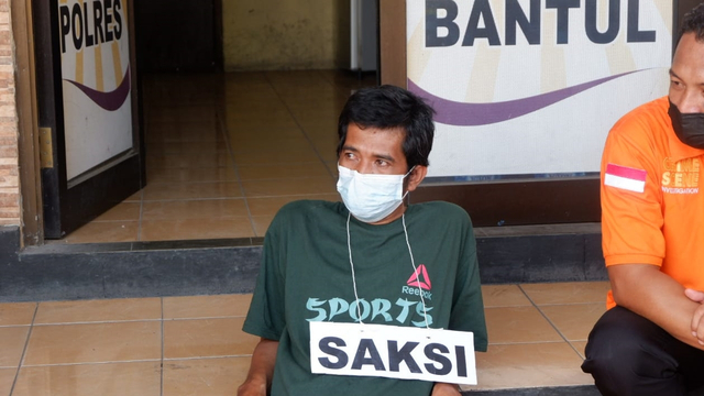 Bandiman, Ayah Korban Sate Sianida Bantul, Tegar Ikuti Rekonstruksi (928807)
