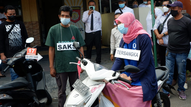 Bandiman, Ayah Korban Sate Sianida Bantul, Tegar Ikuti Rekonstruksi (928806)